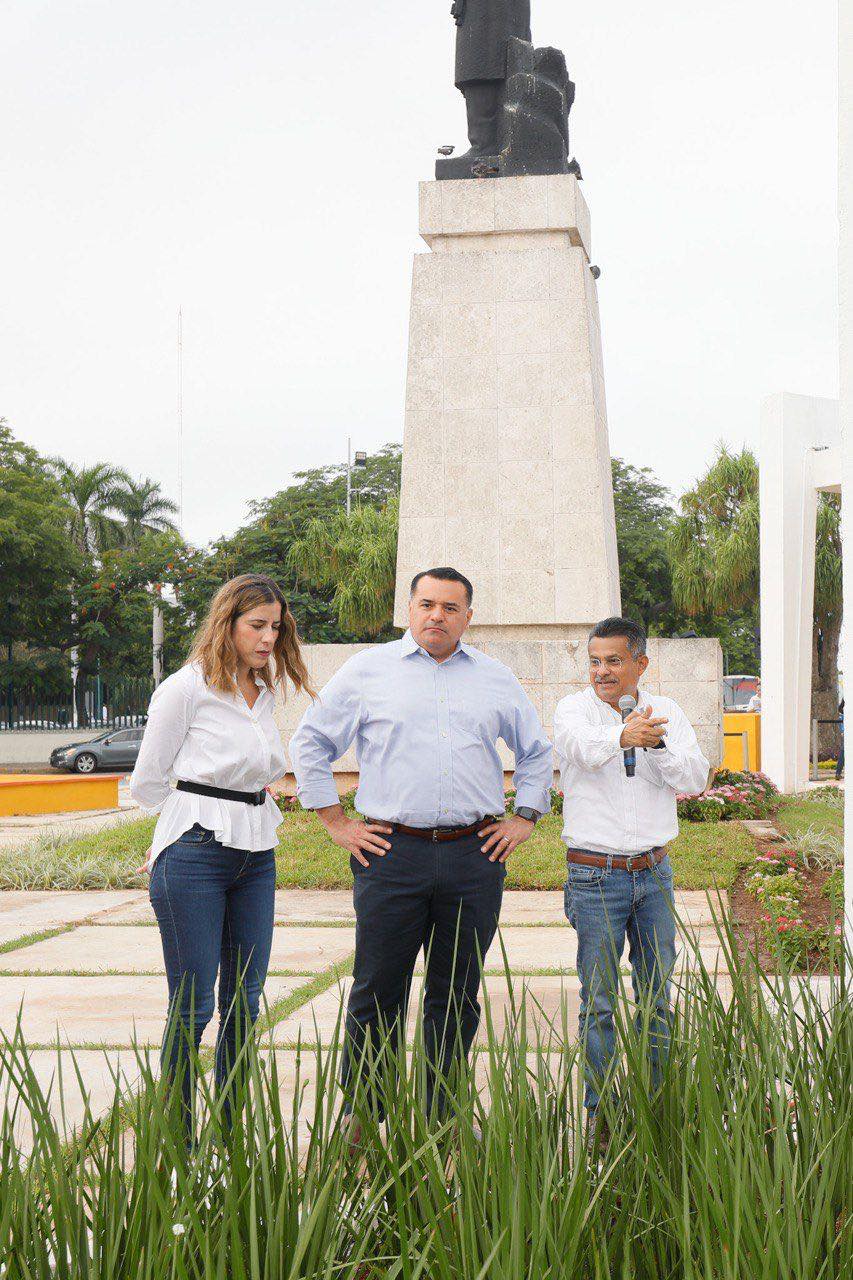 SUPERVISA RENÁN BARRERA MANTENIMIENTO DE FUENTES Y GLORIETAS