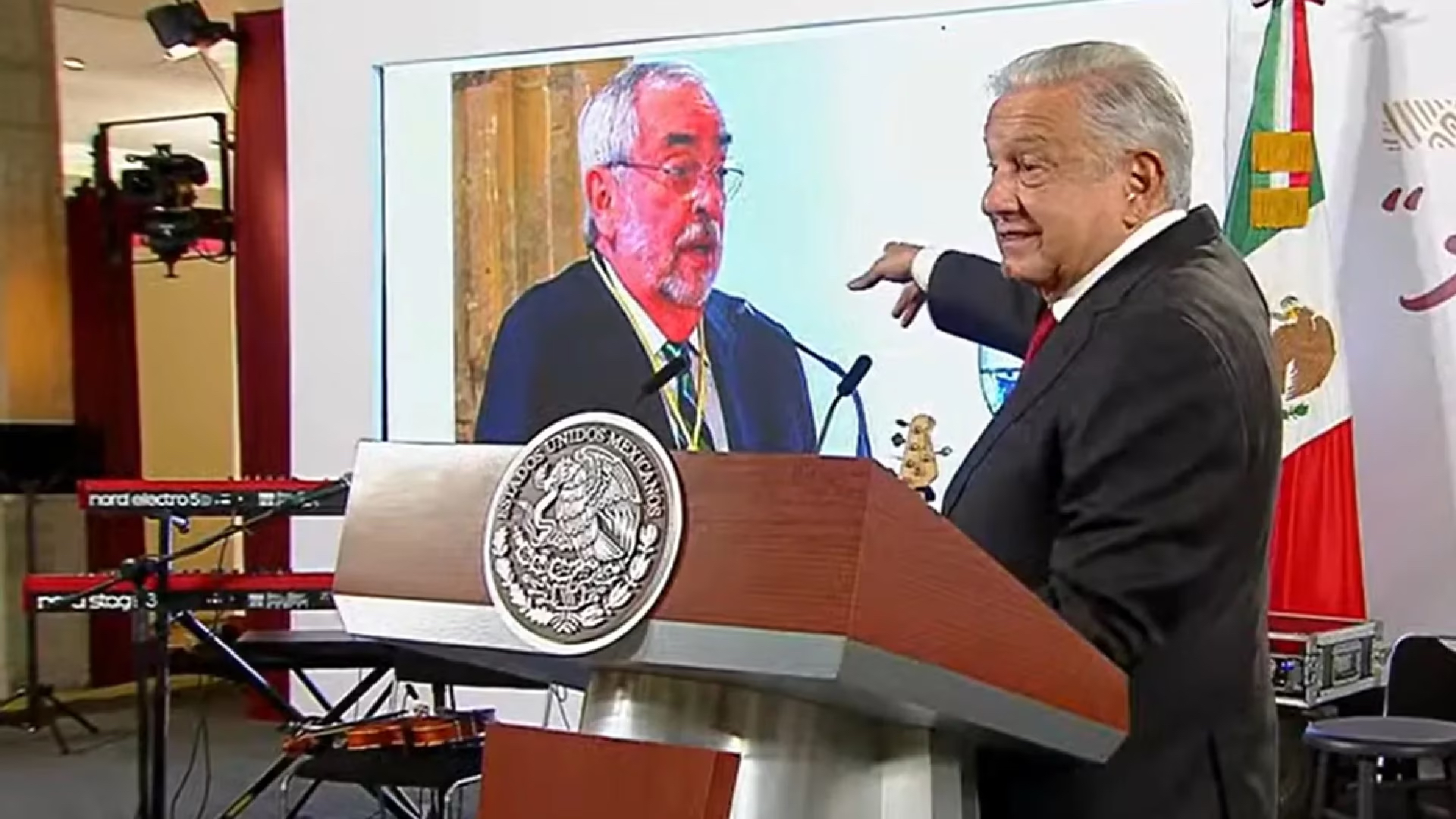 AMLO OOOOTRA VEZ AL ABORDAJE POR LA RECTORÍA DE LA UNAM