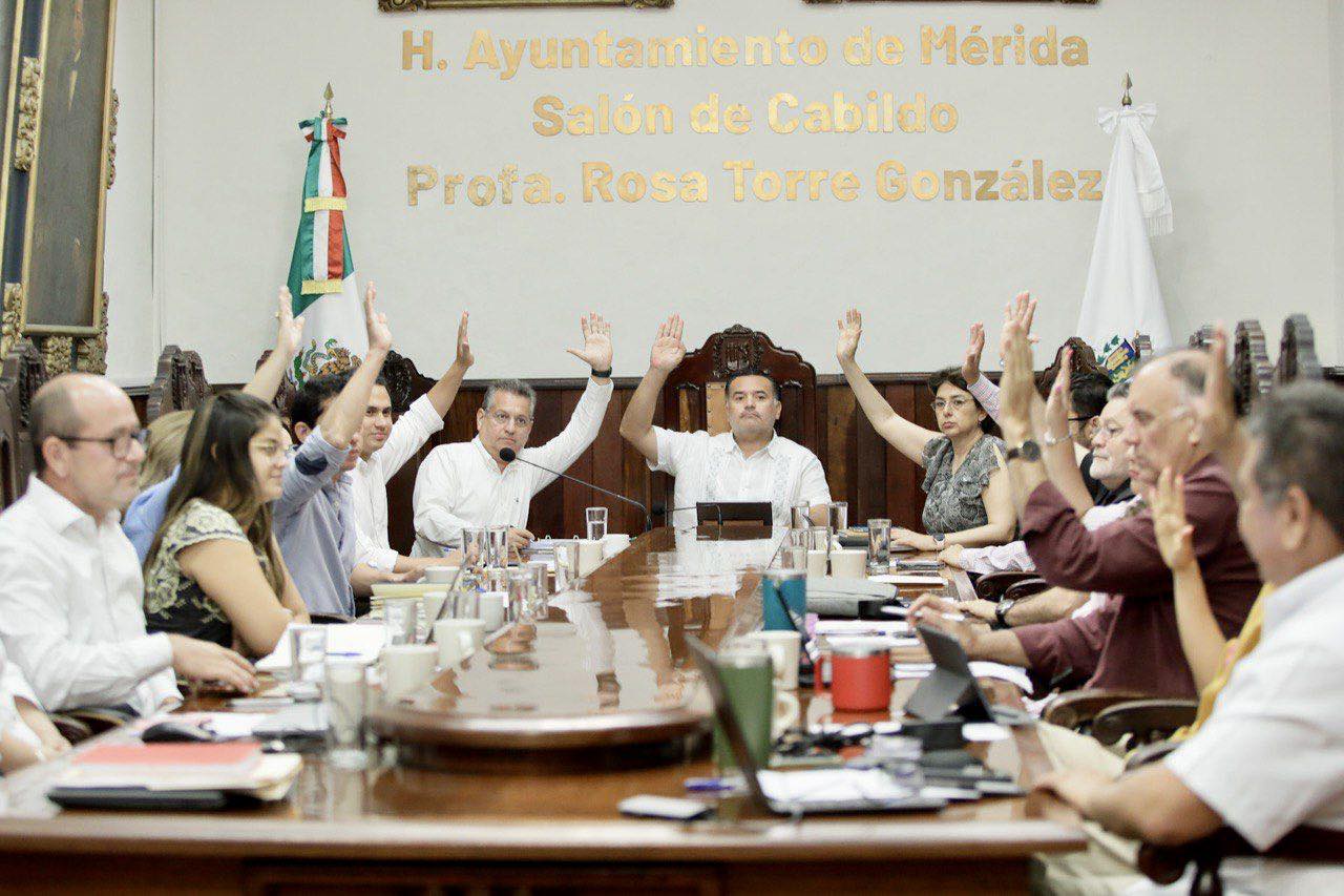 DISTINGUE AYUNTAMIENTO DE MÉRIDA A OCTAVIO AYIL CON LA MEDALLA ‘HÉCTOR HERRERA 2023’