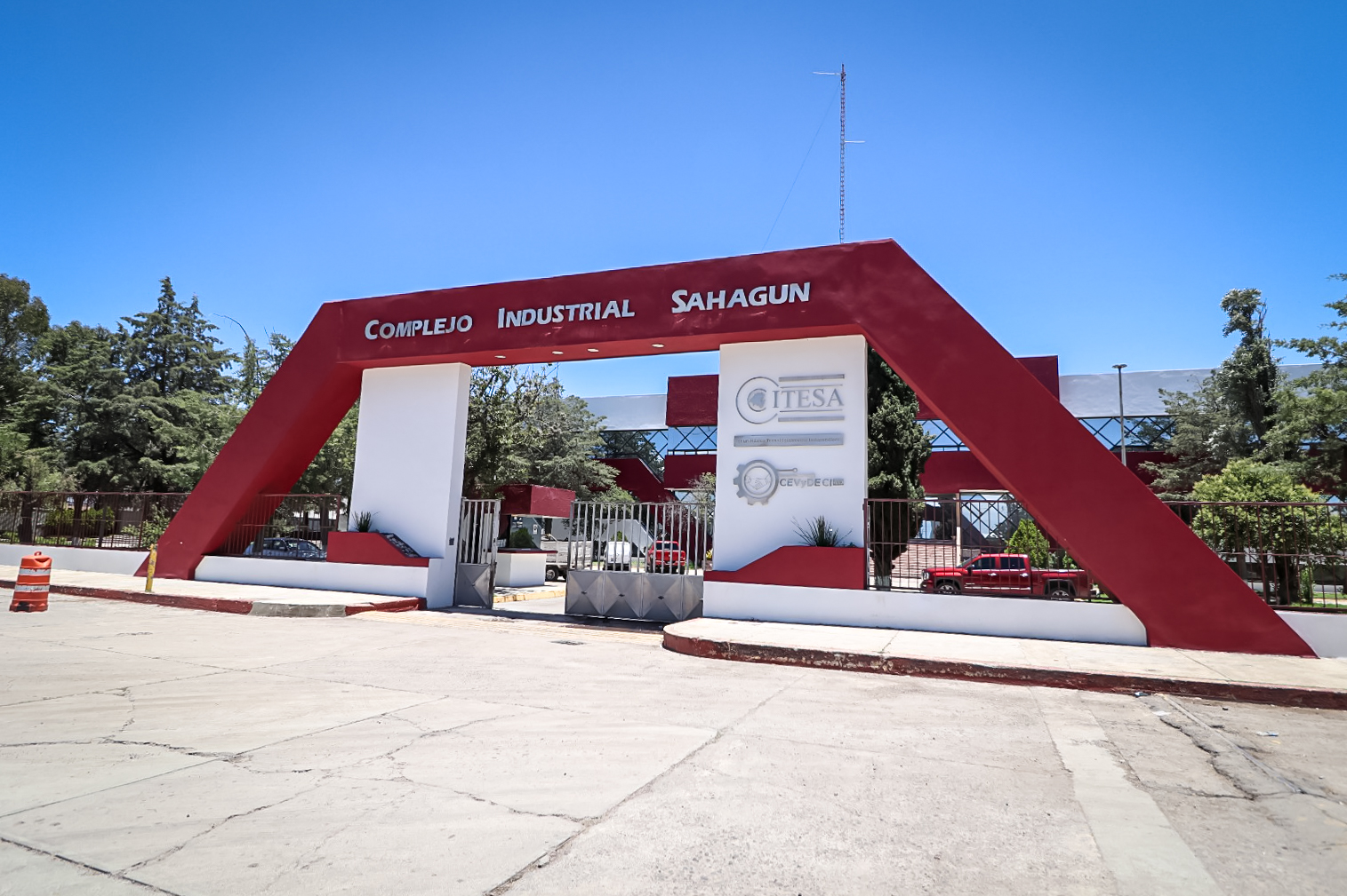 POR INSTRUCCIÓN DEL GOBERNADOR JULIO MENCHACA SE REHABILITAN PARQUES INDUSTRIALES DESCUIDADOS Y OLVIDADOS