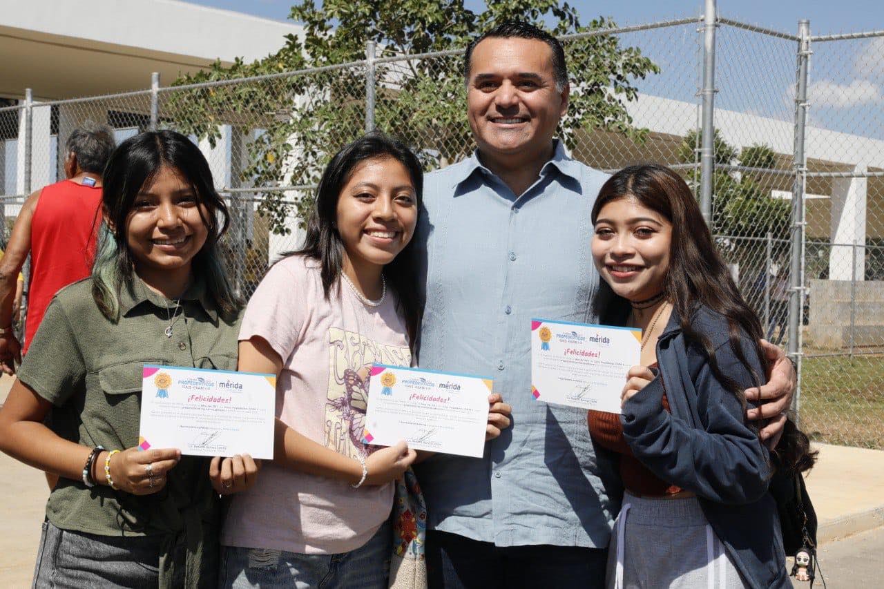 APOYA RENÁN BARRERA A LOS JÓVENES DE MÉRIDA CON LA BECA DE EXCELENCIA UNIVERSITARIA