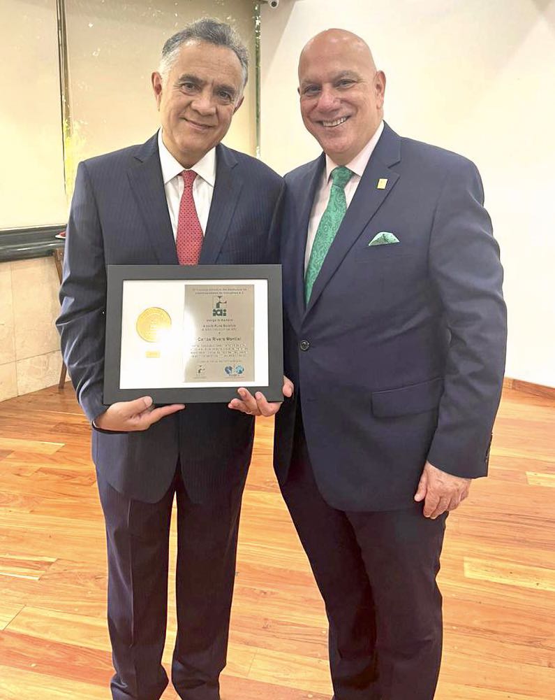 ENTREGAN PRESEA ‘ADOLFO KUNZ BOLAÑOS’ AL EMPRESARIO INMOBILIARIO CARLOS RIVERA MONTIEL