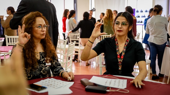 RECIBE DESPACHO DE JULIO MENCHACA CAPACITACIÓN EN LENGUAJE DE SEÑAS