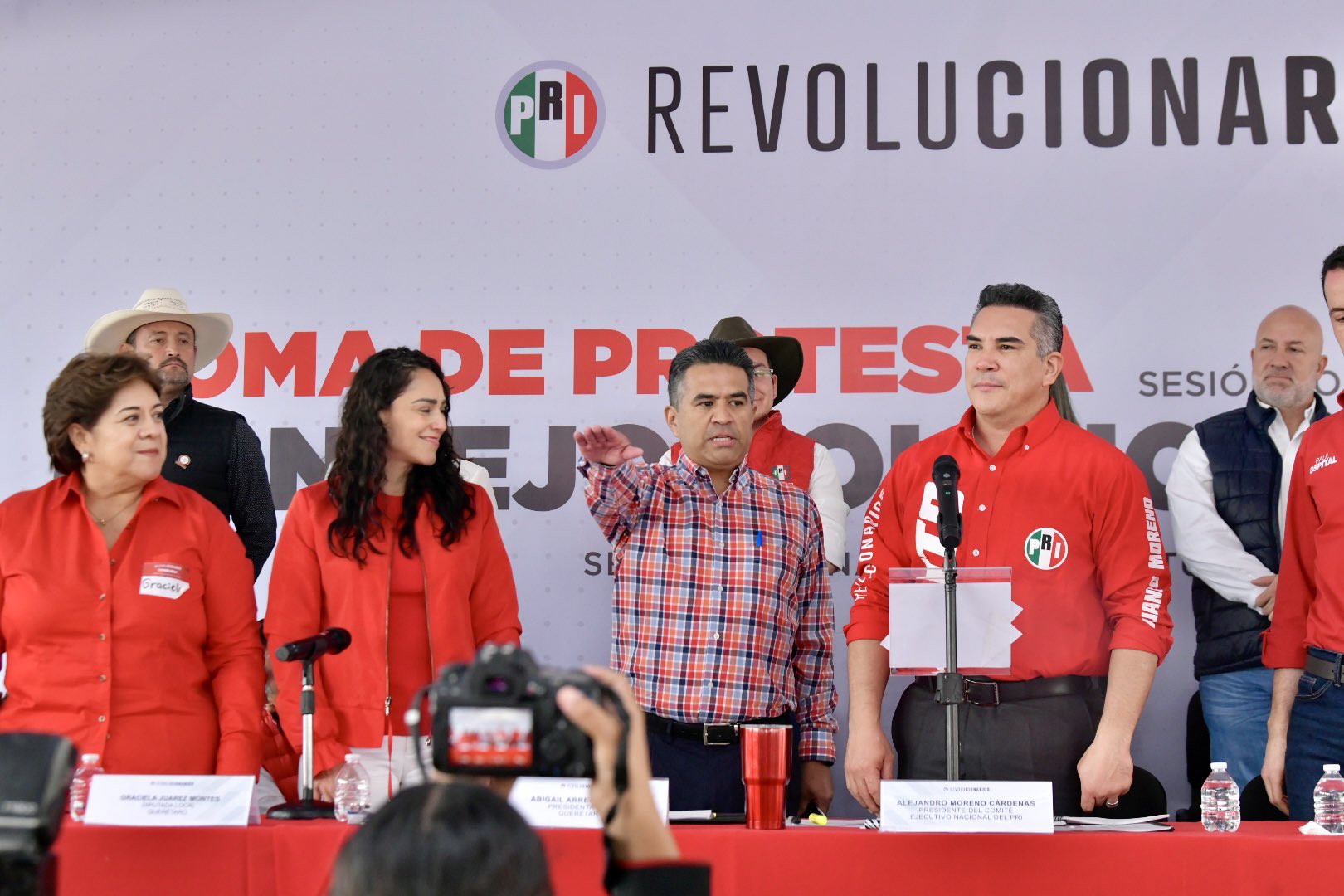 PIDE ALEJANDRO MORENO A QUERETANOS APOYAR ‘CON TODO’ A XÓCHITL GÁLVEZ