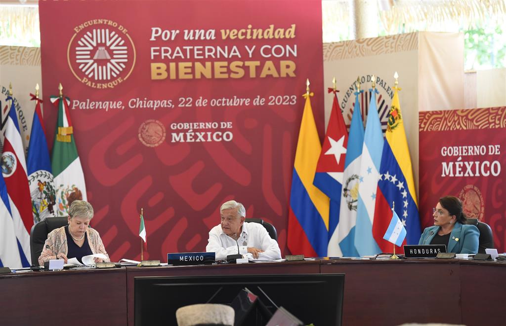 ENTRE DICTADORES E INCOMPETENTES