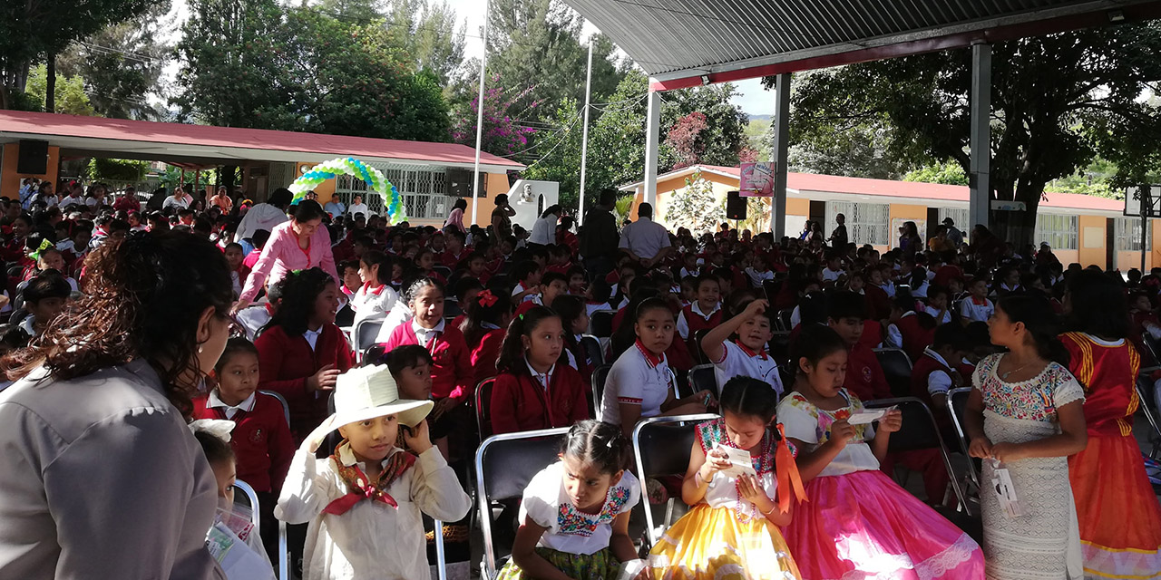 DUERME TOMÁS, DESCANSA… LOS DINOSAURIOS TE ESPERAN