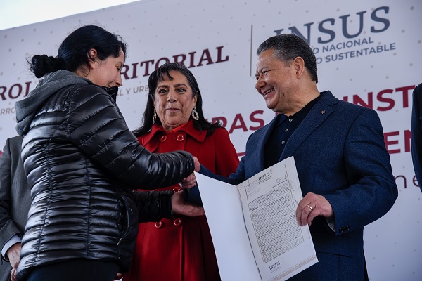 ENTREGA JULIO MENCHACA ESCRITURAS A 250 FAMILIAS