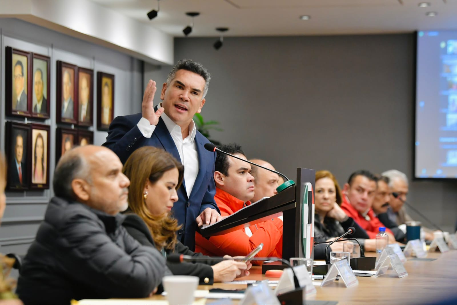 “EMBAJADAS NO ALCANZARÁN A TRAIDORES AL PRI PARA LIBRARSE DE LA VERGÜENZA DE FALLARLE A MÉXICO”: ALEJANDRO MORENO