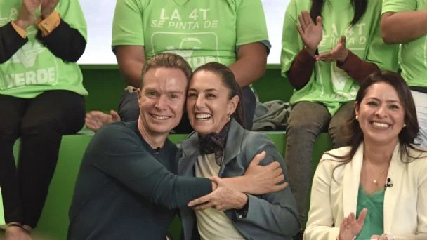 RECIBE CLAUDIA SHEINBAUM CONSTANCIA COMO CANDIDATA PRESIDENCIAL DEL PVEM