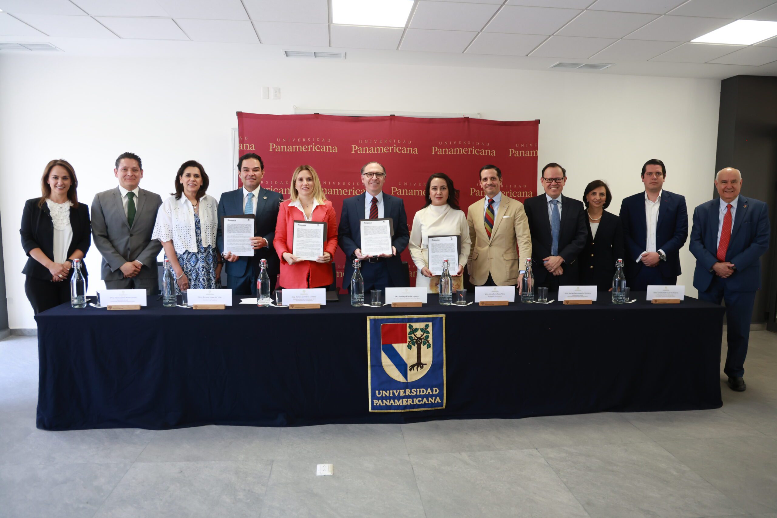 FIRMAN HUIXQUILUCAN Y UNIVERSIDAD PANAMERICANA CONVENIO PARA BECAR A ESTUDIANTES