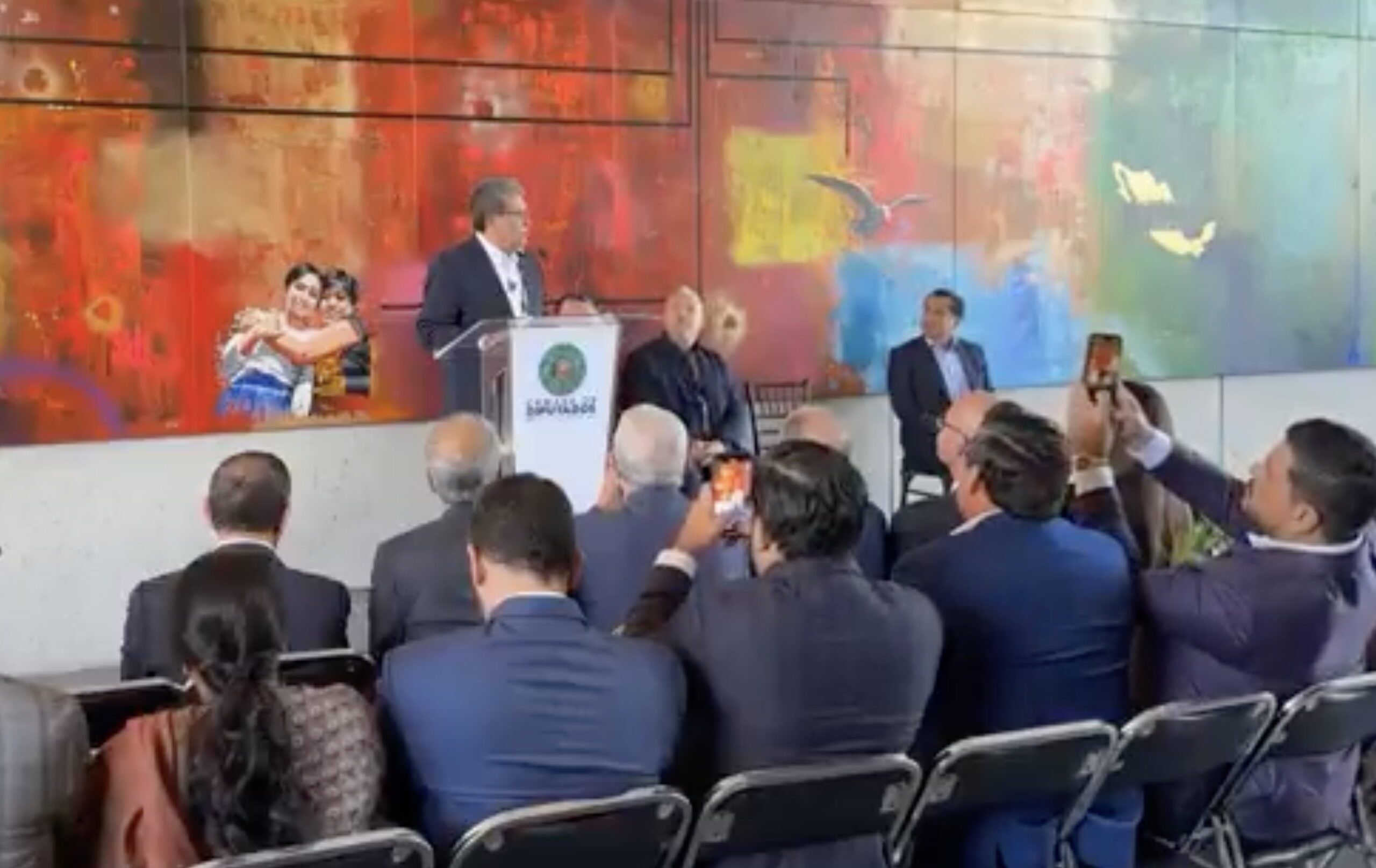 DEVELAN RICARDO MONREAL Y JESÚS GUTIÉRREZ LUNA MURAL ‘LOS VALORES DE LA CONSTITUCIÓN’ DE PEDRO TRUEBA