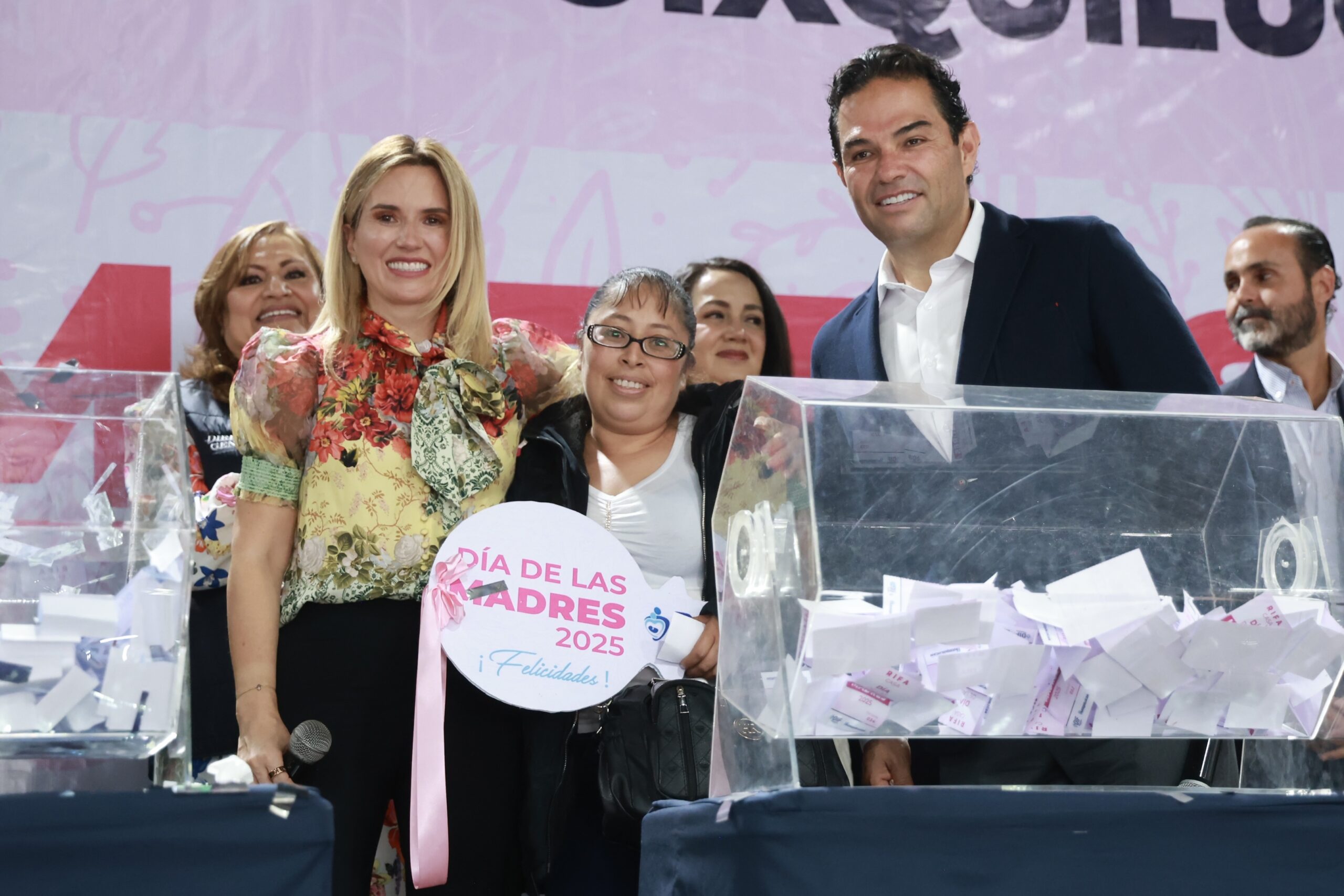 HUIXQUILUCAN REGALA 14 CASAS PARA RECONOCER LA LABOR DE LAS MAMÁS