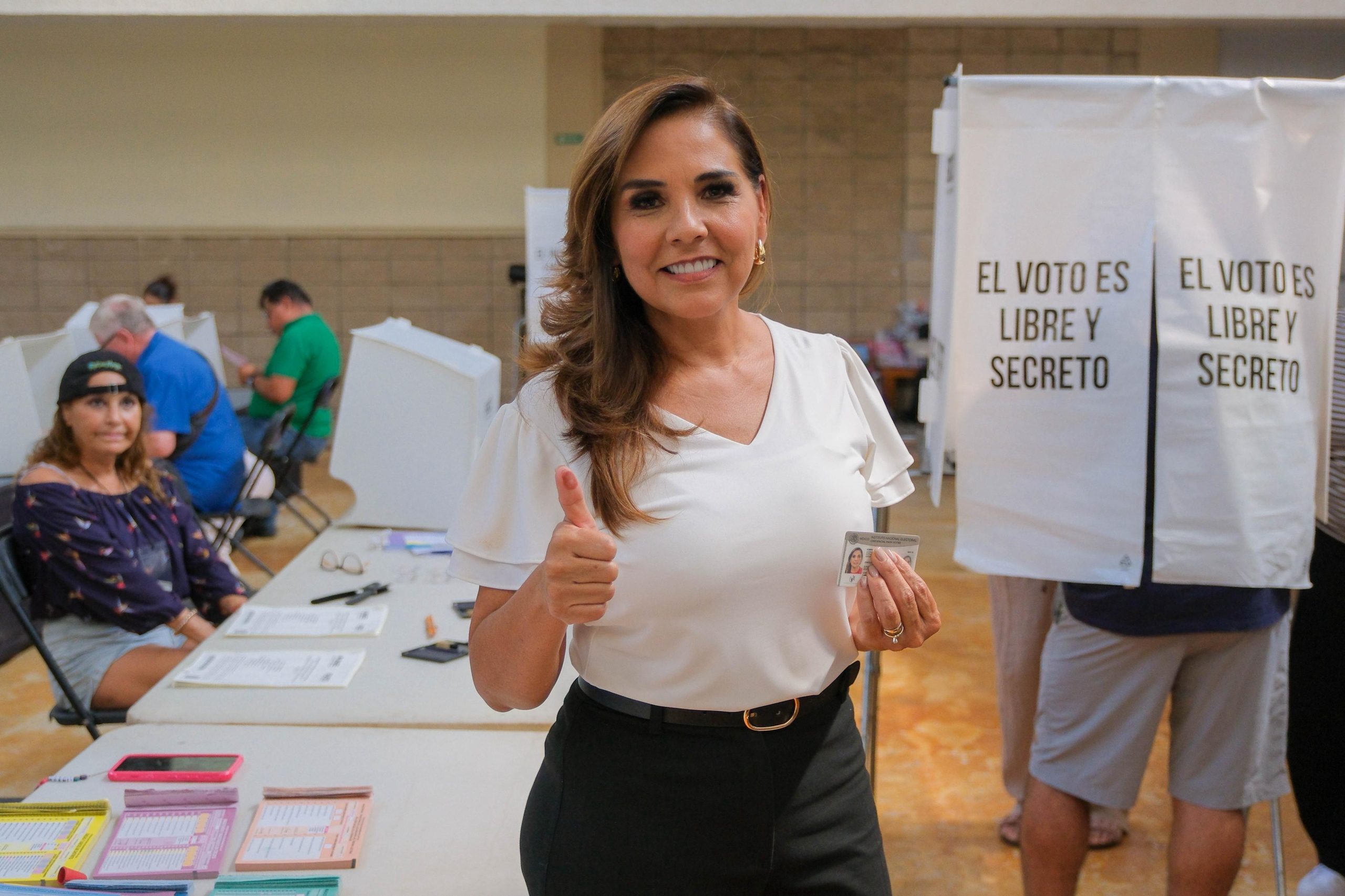 MARA LEZAMA EJERCIÓ SU DERECHO AL VOTO EN LA ELECCIÓN DEL PODER JUDICIAL EN LA CASA DE LA CULTURA DE CANCÚN