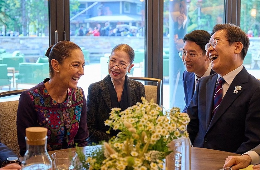 CLAUDIA SHEINBAUM DIALOGÓ CON EL PRESIDENTE SURCOREANO; RECIBE INVITACIÓN PARA LA APEC