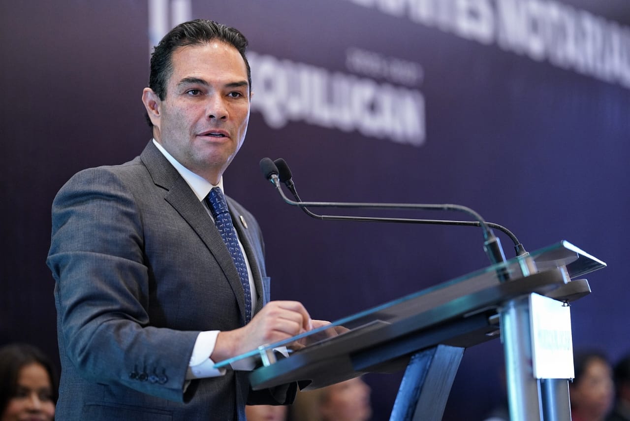 “EN EL SENADO LOS NOTARIOS TIENEN A UN ALIADO QUE ALZARÁ LA VOZ PARA DEFENDERLOS”: ENRIQUE VARGAS