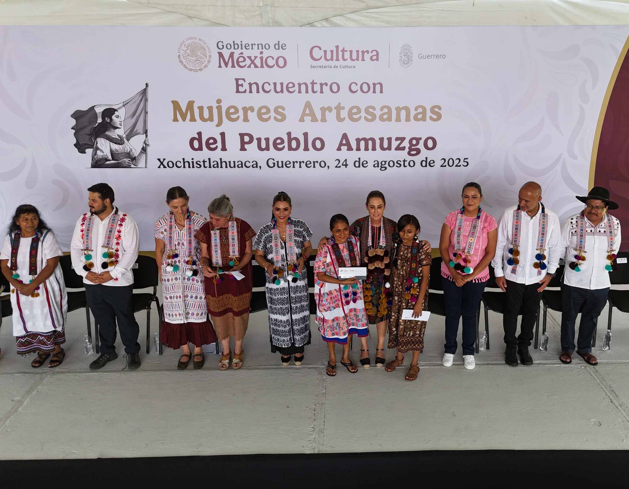 ENTREGA CLAUDIA SHEINBAUM CRÉDITOS A LA PALABRA A MUJERES ARTESANAS DE AMUZGO