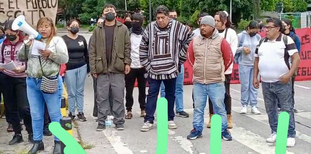 TENSIÓN EN PUEBLA TRAS BLOQUEO DE NORMALISTAS Y ACUSACIÓN DE INFILTRADOS POR QUEMA DE VEHÍCULOS