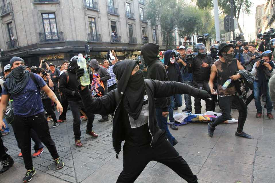 CLARA BRUGADA LE DA LA ESPALDA A SU POLICÍA