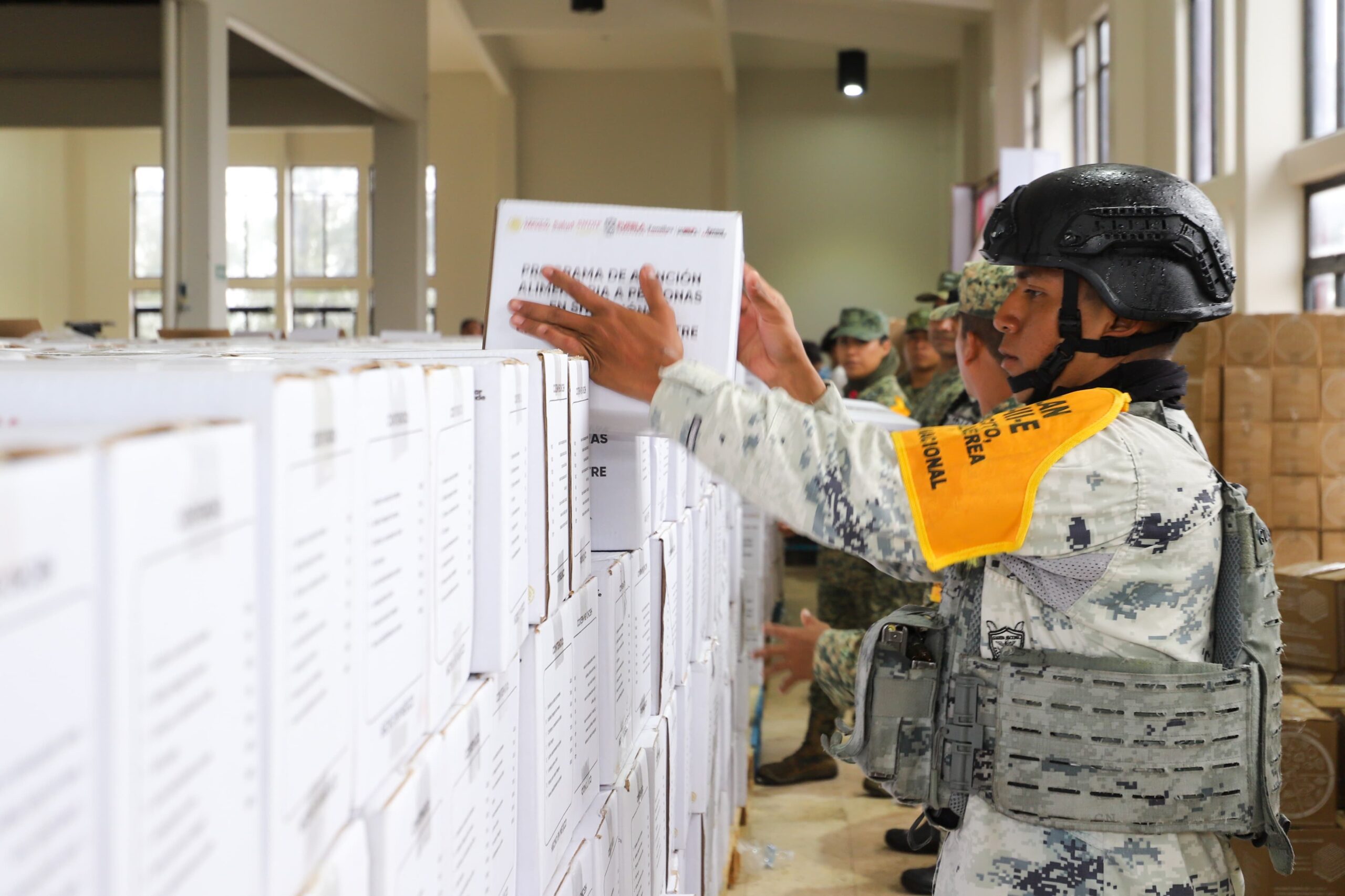 LLEGA AYUDA EN DESPENSAS, ROPA Y MAQUINARIA PARA ATENDER LA SIERRA NORTE DE PUEBLA TRAS AFECTACIONES POR LLUVIAS
