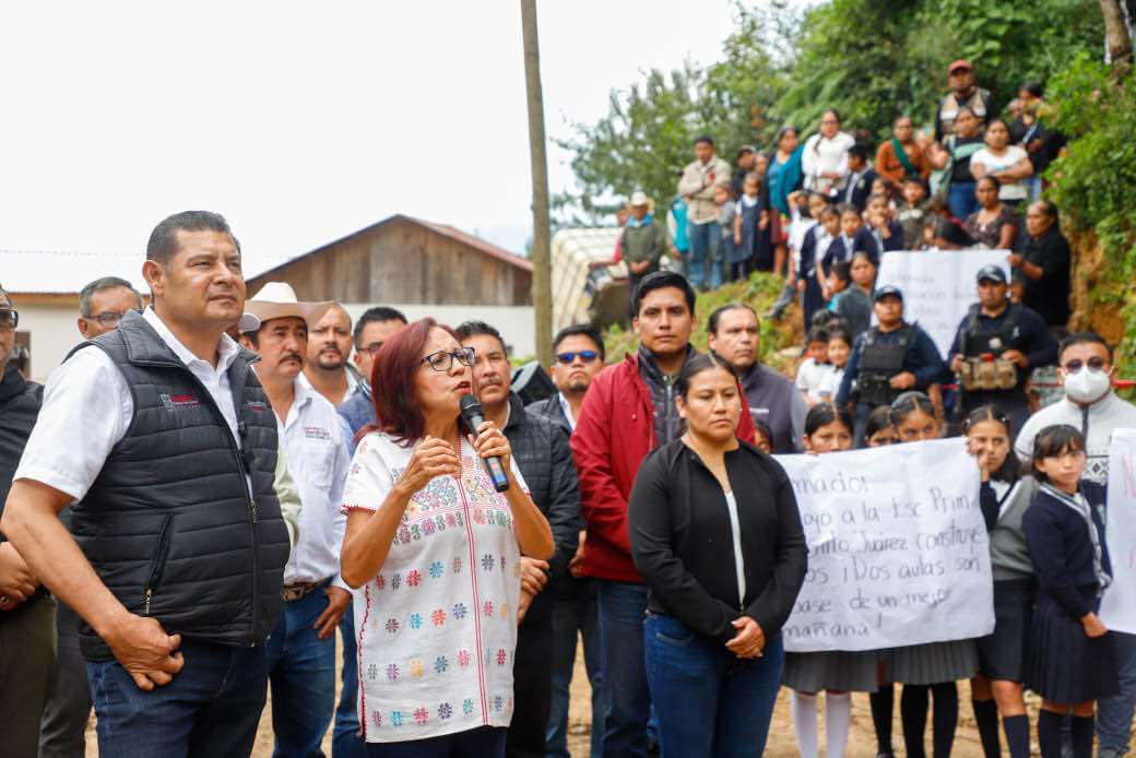CON MÓDULOS DE MAQUINARIA, EL GOBIERNO DE PUEBLA ABRE CAMINOS AFECTADOS POR DESLAVES EN ELOXOCHITLÁN