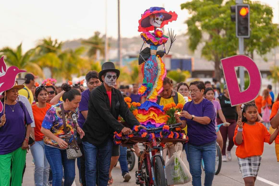 RODADA Y CARRERA POR LA PAZ Y CONTRA LAS ADICCIONES EDICIÓN DÍA DE MUERTOS DEL IMJUVE REUNIÓ A MILES DE JÓVENES