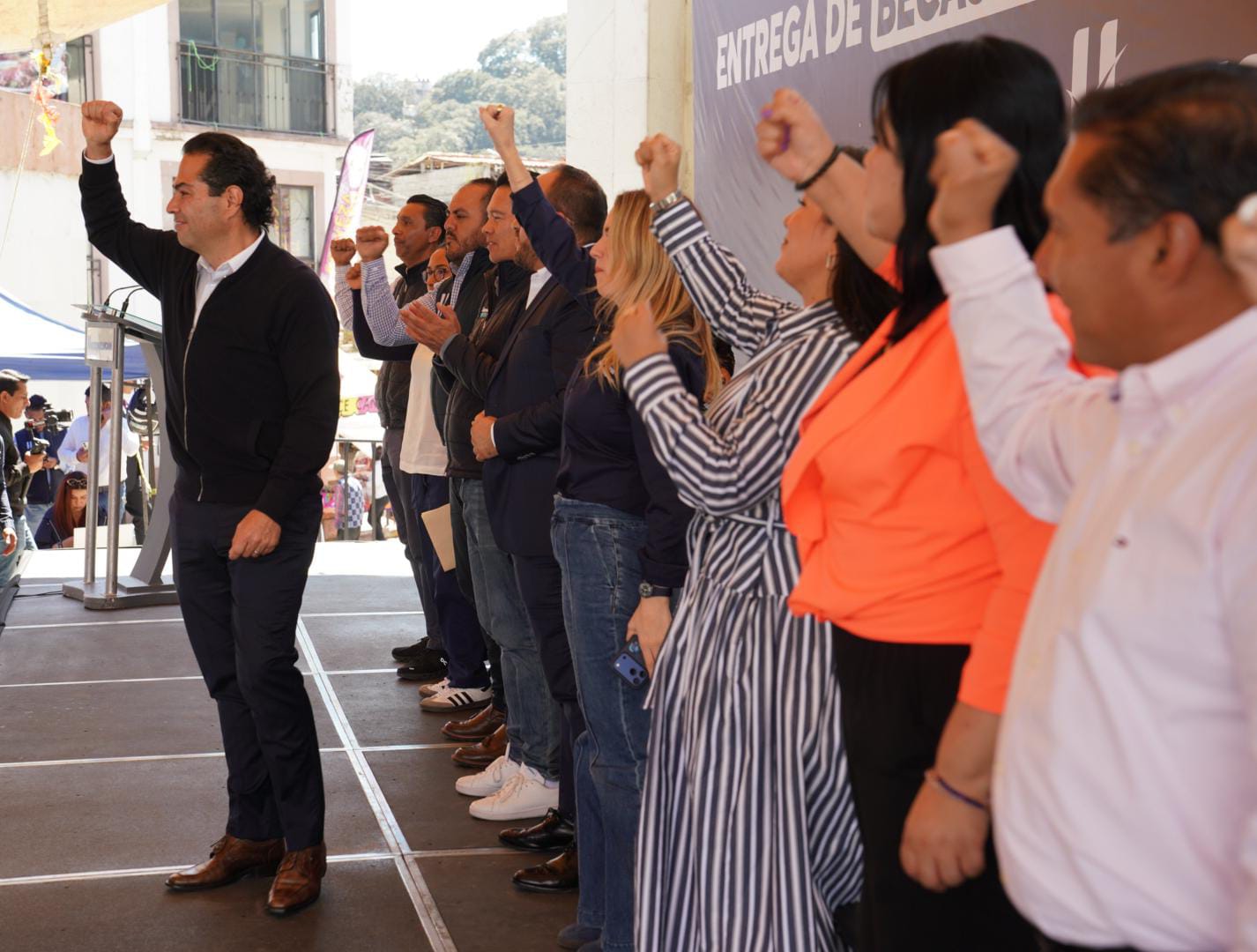 “HUIXQUILUCAN SEGUIRÁ TENIENDO UN GOBIERNO QUE LE APUESTA AL DESARROLLO Y APOYO A SUS HABITANTES”, ENRIQUE VARGAS