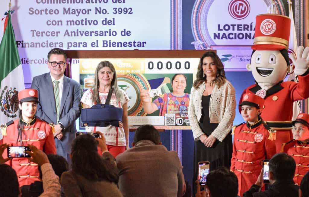CELEBRAN INCLUSIÓN FINANCIERA CON BILLETE DE LA LOTERÍA NACIONAL EN EL TERCER ANIVERSARIO DE LA FINABIEN