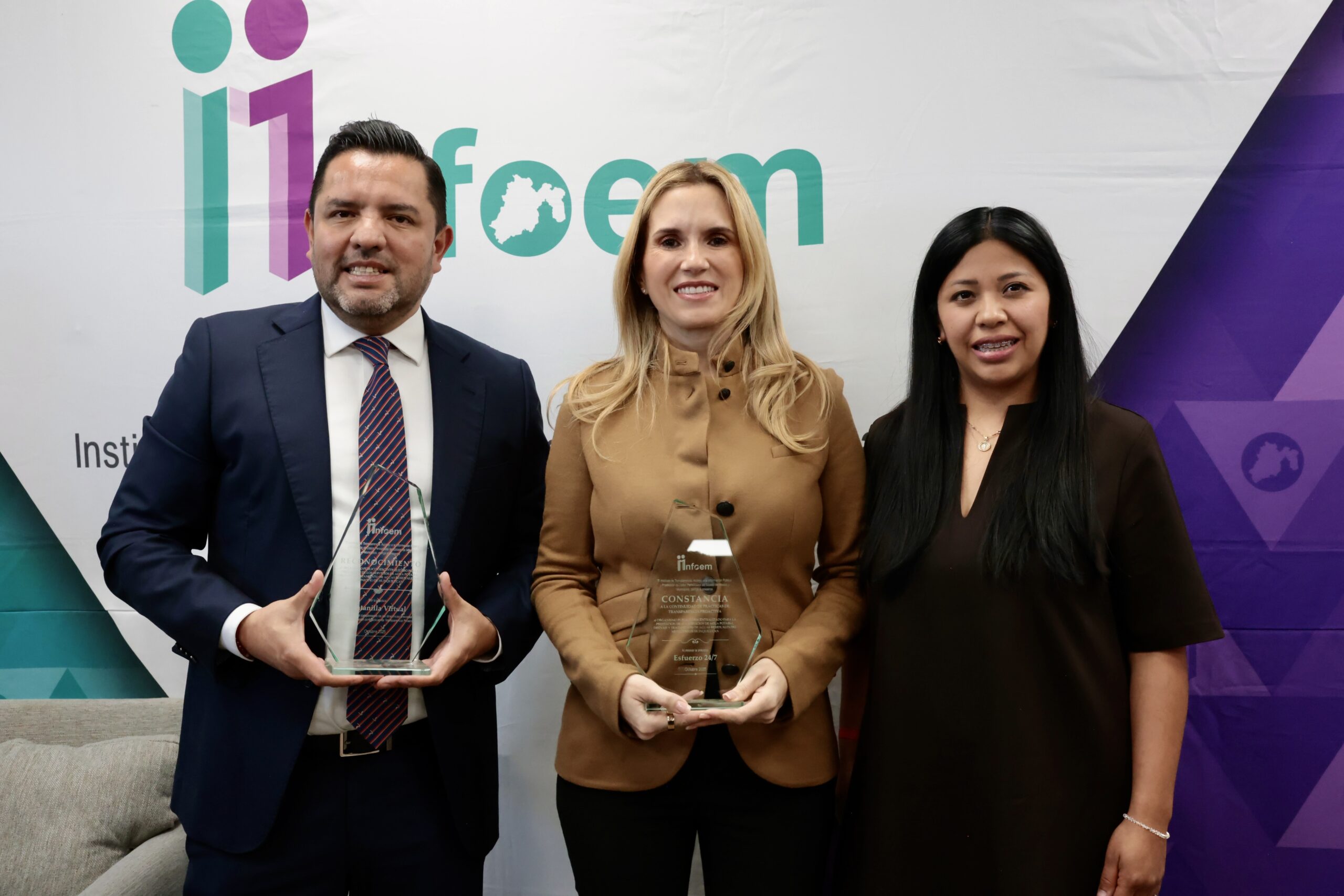 RECIBE HUIXQUILUCAN DOS RECONOCIMIENTOS POR SUS PRÁCTICAS DE TRANSPARENCIA Y CERCANÍA CON LA GENTE