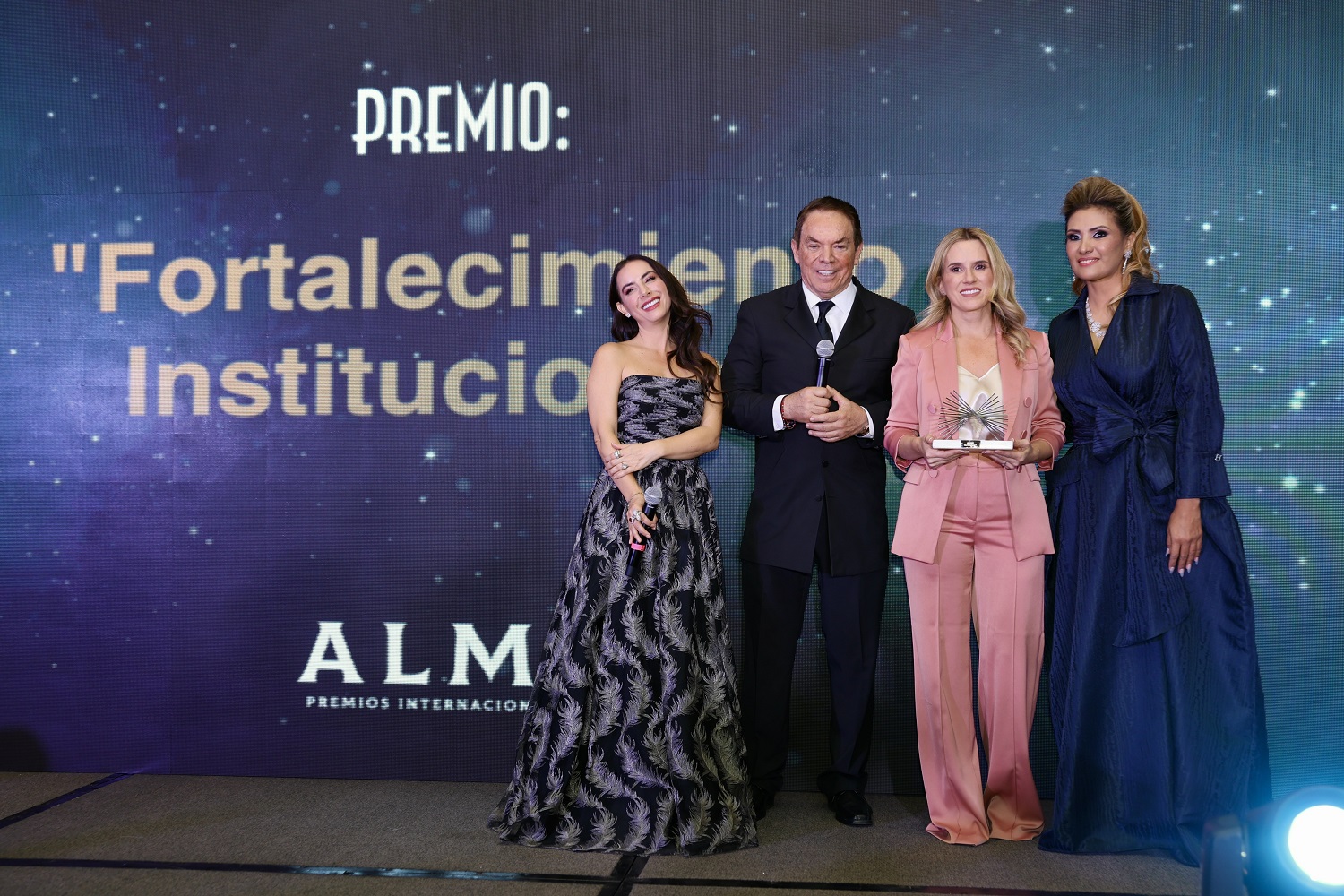 RECIBE ROMINA CONTRERAS PREMIO INTERNACIONAL POR IMPLEMENTACIÓN DE ‘HUIXQUILUCAN CONTIGO 24/7’