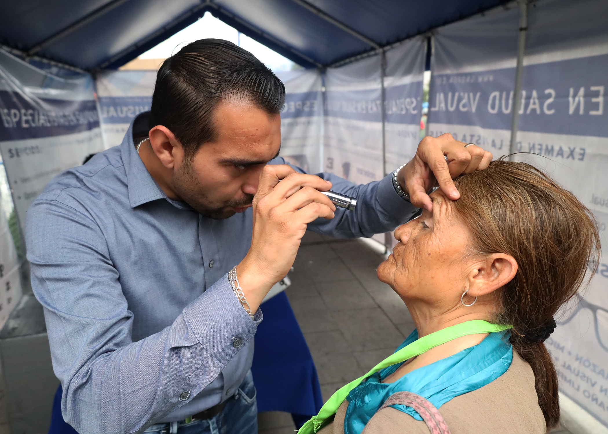 HUIXQUILUCAN DE DEGOLLADO, ESTADO DE MÉXICO.- El Con el objetivo de prevenir y atender enfermedades oculares, así como apoyar la economía familiar, el Gobierno de Huixquilucan invita a la población a acudir a la “Campaña de Salud Visual”, que se llevará a cabo del martes 18 al domingo 30 de noviembre, en la Explanada Municipal. La presidenta municipal, Romina Contreras Carrasco, explicó que el propósito de este tipo de iniciativas es acercar servicios de salud a la población para mejorar su calidad de vida; en este caso, ofreciendo revisiones gratuitas para identificar oportunamente cualquier padecimiento ocular y va dirigida a personas de todas las edades, desde niños hasta adultos mayores. “Realizamos esta Campaña de Salud Visual para brindar exámenes gratuitos de la vista y ayudar a las personas a detectar a tiempo o prevenir enfermedades de los ojos. Estas jornadas nos permiten llegar a quienes atraviesan dificultades económicas y ofrecerles servicios de salud visual de calidad. Con esta acción, evitamos gastos extras para las familias y promovemos una mejor calidad de vida”, señaló la presidenta municipal. Romina Contreras invitó a toda la población que presente problemas visuales a acudir a esta jornada, donde los especialistas realizarán revisiones gratuitas para asegurar un diagnóstico preciso y atención profesional. Entre los servicios que se ofrecerán se encuentran evaluación de retina y musculatura extrínseca del ojo, ametropías, blefaritis, conjuntivitis, contactología, detección de cataratas, estrabismo, glaucoma, retinopatía diabética e hipertensiva, oftalmoscopia, ojo seco, optometría general y pediátrica, patologías del segmento anterior, queratitis, así como valoración clínica de ángulos y fondo de ojo. La “Campaña de Salud Visual” se llevará a cabo del martes 18 al domingo 30 de noviembre, en un horario de 10:00 a 15:00 horas, en la Explanada Municipal, ubicada sobre la avenida Nicolás Bravo, frente al Palacio Municipal de Huixquilucan. Para más información, los interesados pueden comunicarse al 55 2595 7050 extensión 1211.