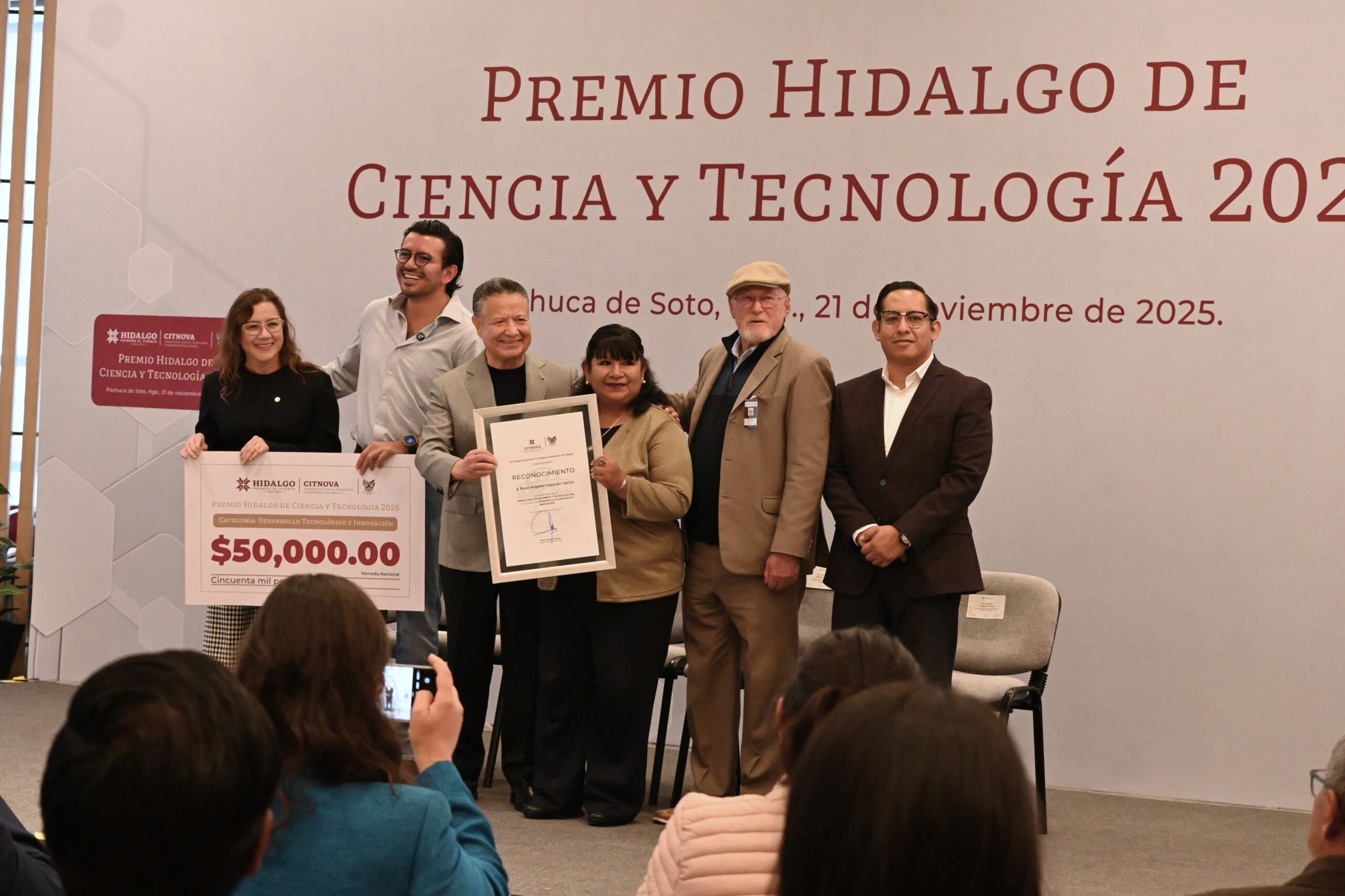 ENTREGA JULIO MENCHACA PREMIO DE CIENCIA Y TECNOLOGÍA 2024 A QUIENES PONEN SU CONOCIMIENTO AL SERVICIO DEL PUEBLO DE HIDALGO