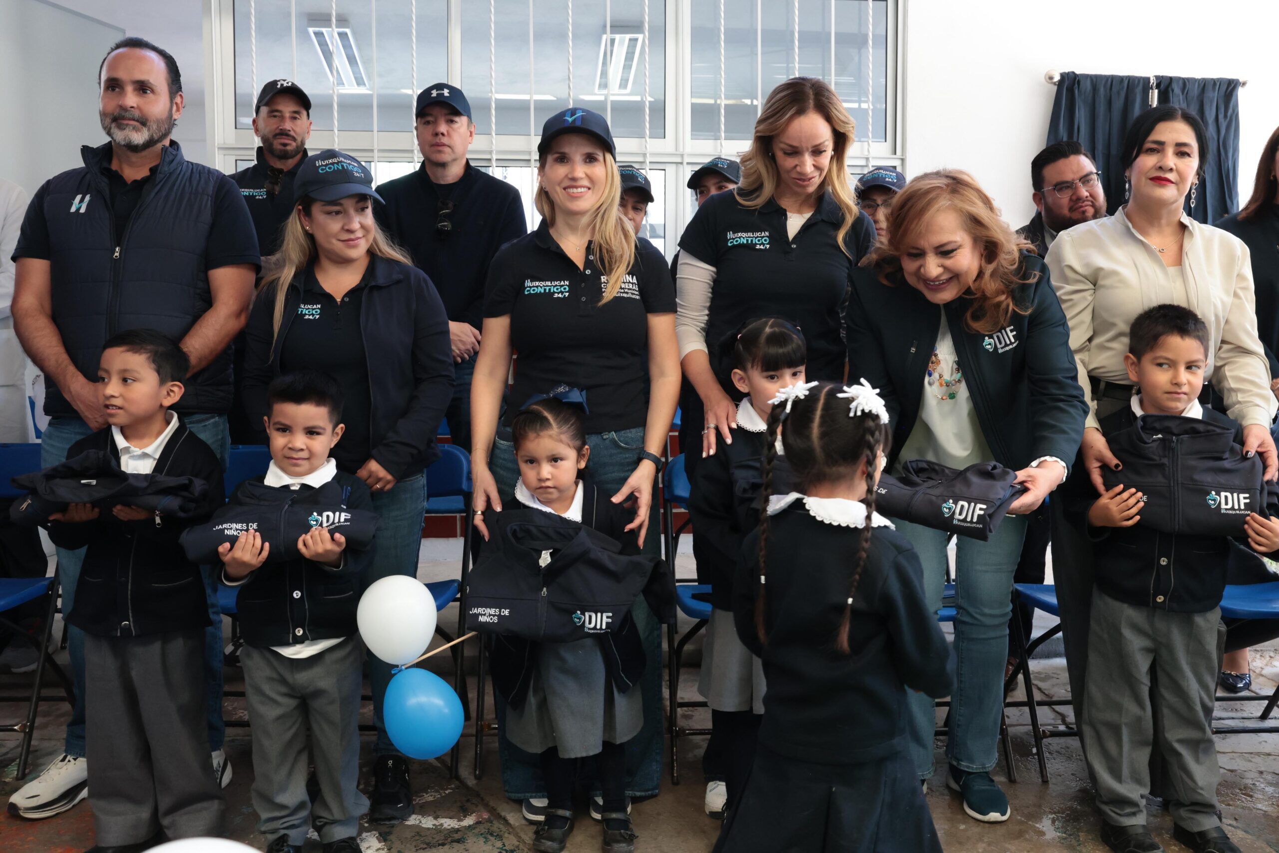 ENTREGA HUIXQUILUCAN MÁS DE MIL 400 CHAMARRAS A NIÑAS Y NIÑOS PARA PROTEGERLOS CONTRA EL FRÍO