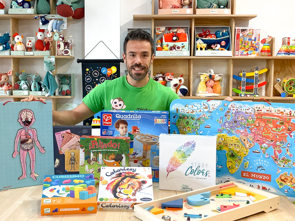 LOS NIÑOS GRANDES Y SUS JUGUETES