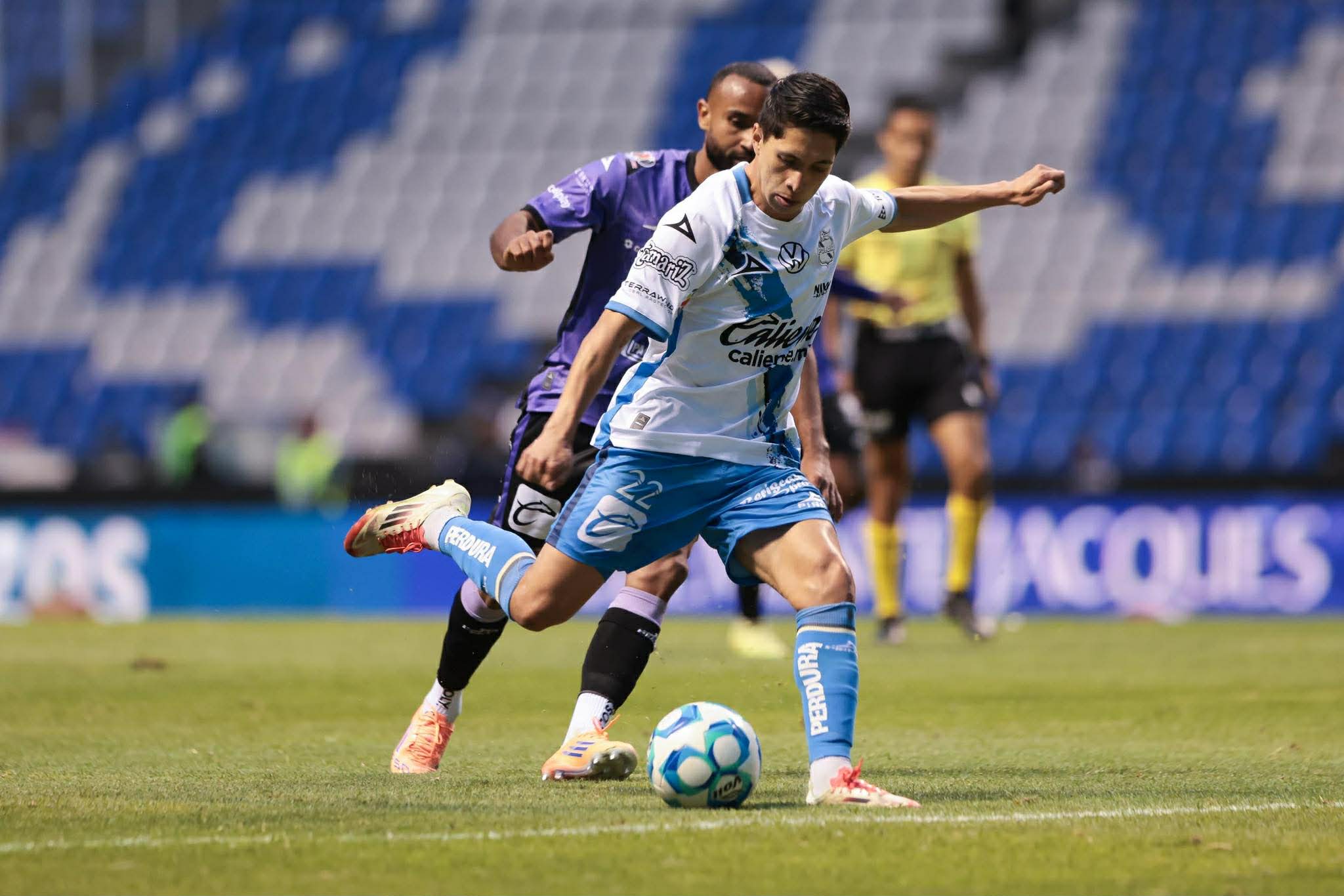 GOBIERNO DE PUEBLA DA SEGUIMIENTO A LA REPARACIÓN DEL CÉSPED EN EL ESTADIO ‘CUAUHTÉMOC0’