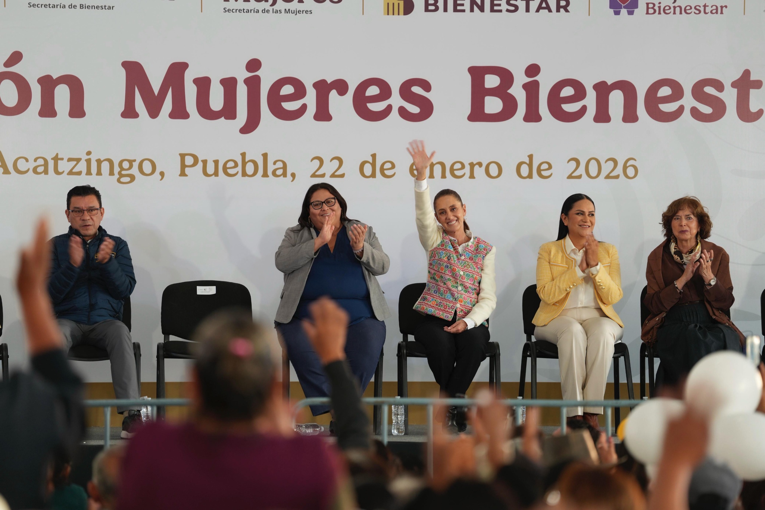ENCABEZA CLAUDIA SHEINBAUM ENTREGA DE TARJETAS DEL PROGRAMA PENSIÓN MUJERES BIENESTAR EN ACATZINGO, PUEBLA