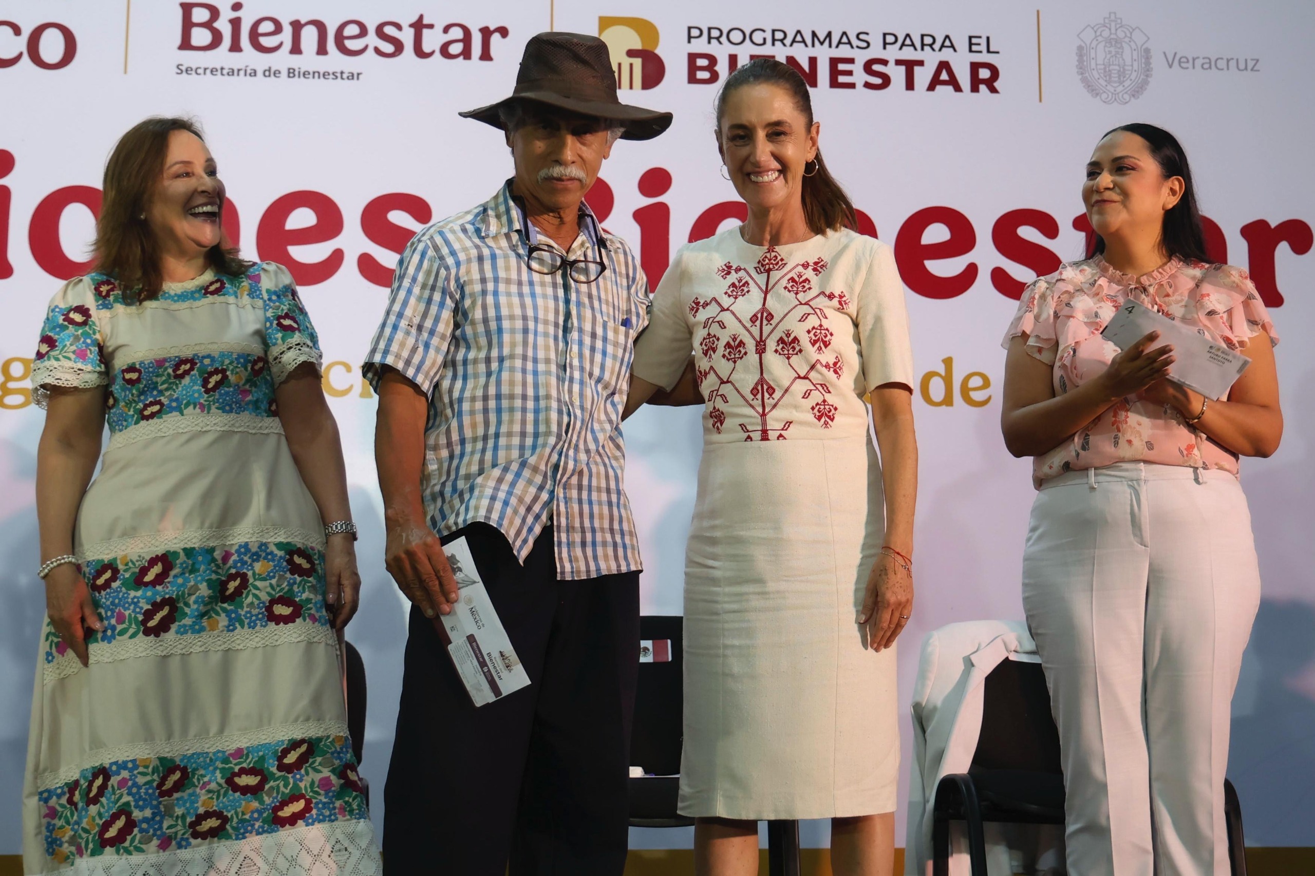 ENTREGA CLAUDIA SHEINBAUM PENSIONES PARA EL BIENESTAR EN VERACRUZ; HAY 2.5 MILLONES DE DERECHOHABIENTES EN LA ENTIDAD