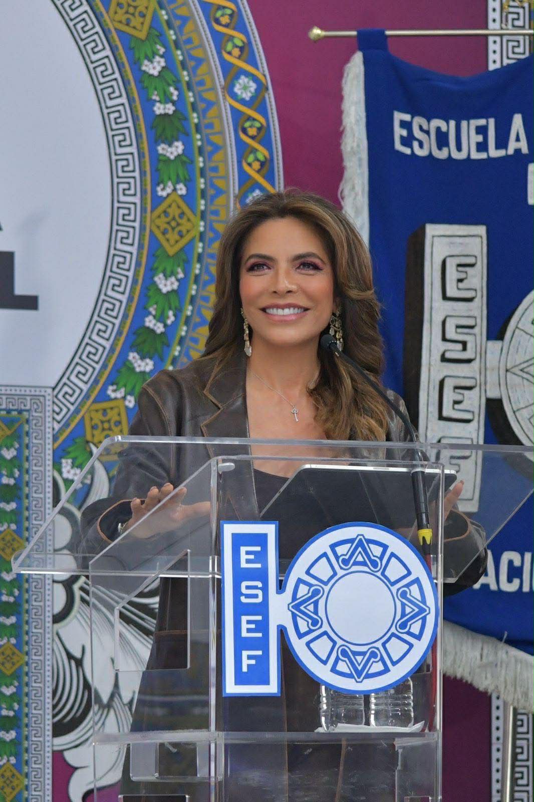 POR SUS 9 DÉCADAS AL SERVICIO DEL PAÍS, LA LOTERÍA NACIONAL RECONOCE A LA ESEF EN UN CACHITO