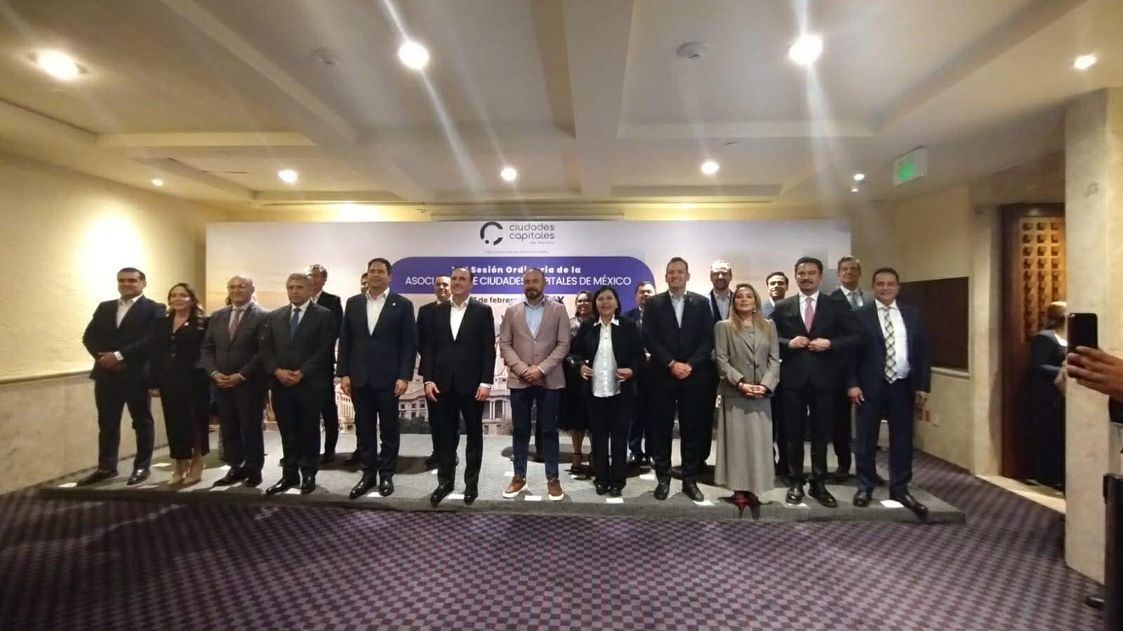 RENUEVA LA ACCM SU PRESIDENCIA Y ENTREGA EL DISTINTIVO A LA EXCELENCIA MUNICIPAL 2025