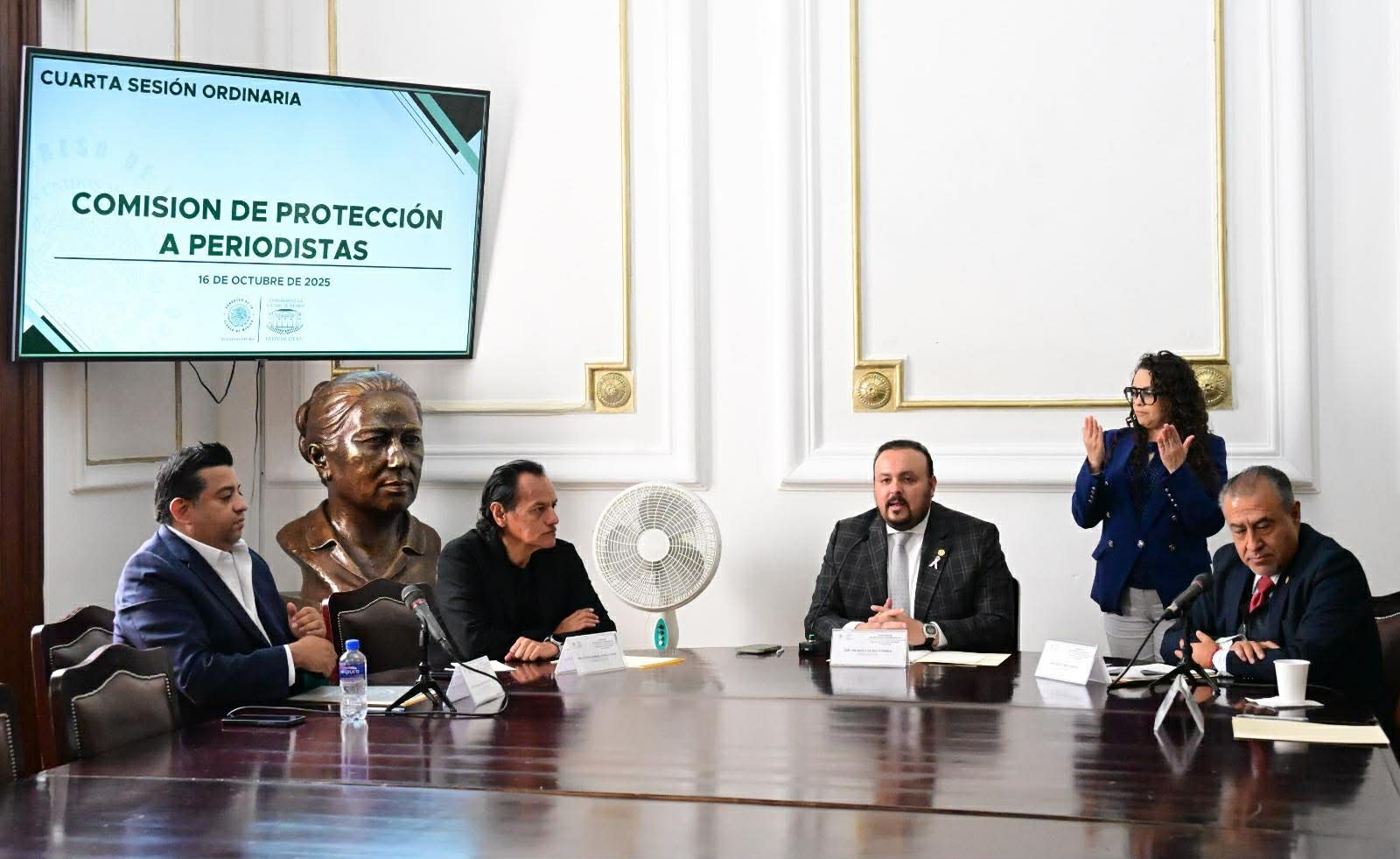 ARDE LA COMISIÓN DE PERIODISTAS