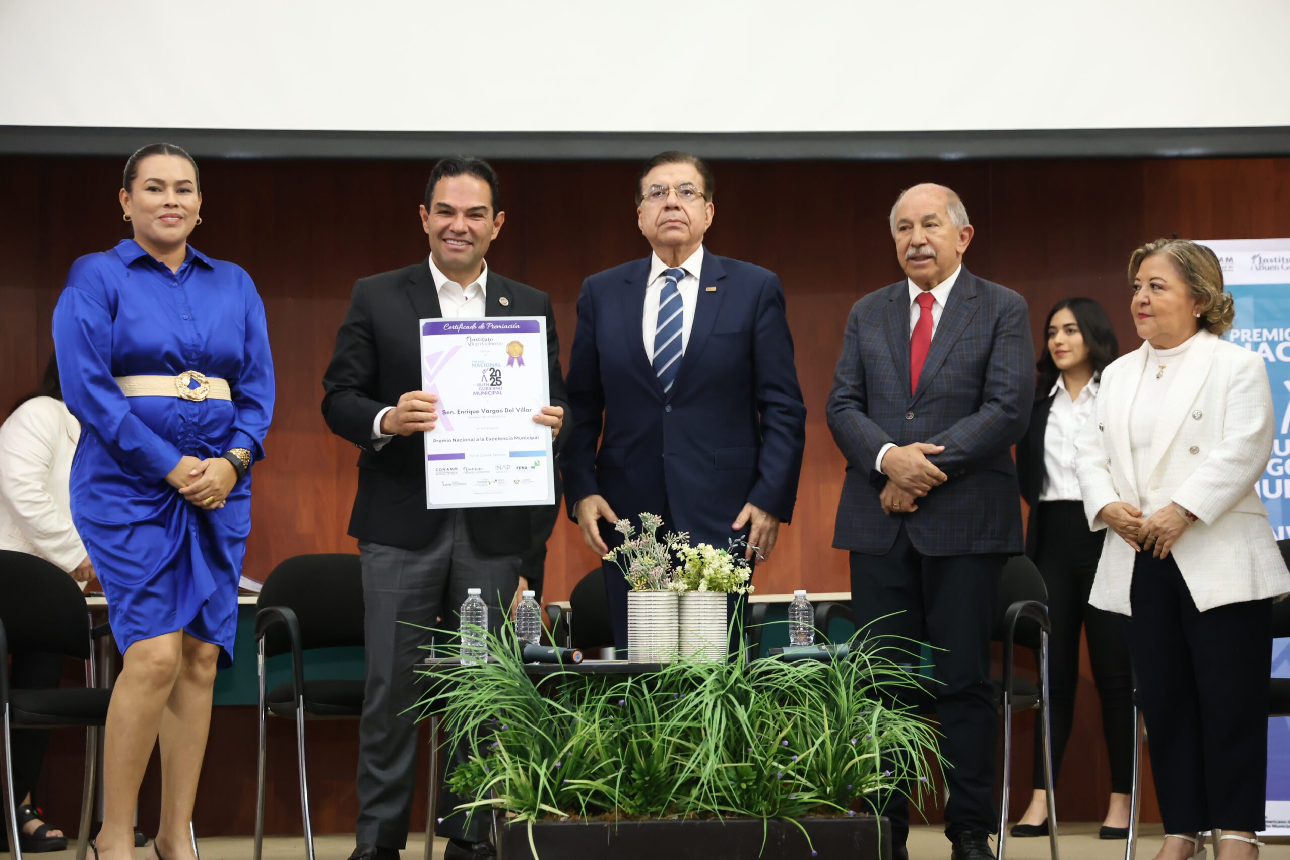 RECIBE ENRIQUE VARGAS PREMIO NACIONAL A LA EXCELENCIA MUNICIPAL POR SU TRABAJO A FAVOR DEL MUNICIPALISMO DE MÉXICO