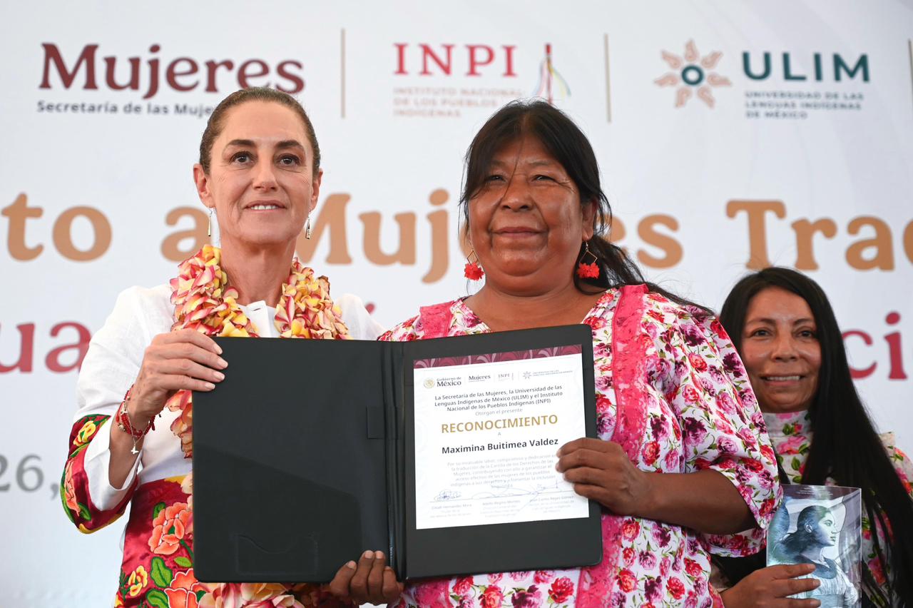RECONOCE CLAUDIA SHEINBAUM A MUJERES TRADUCTORAS; PRESENTA CARTILLA DE DERECHOS DE la MUJERES TRADUCIDA A 67 LENGUAS