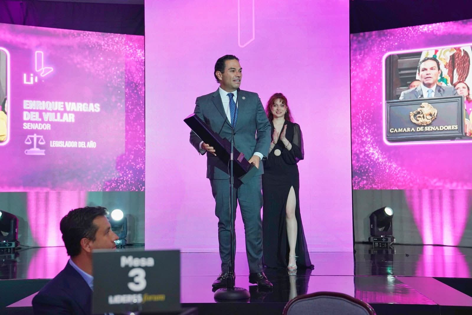 RECIBE ENRIQUE VARGAS PREMIO COMO MEJOR LEGISLADOR DEL AÑO