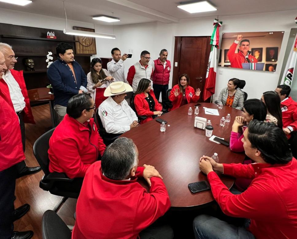 FORTALECEN ROSARIO ROBLES Y XITLALIC CEJA LA UNIDAD CIUDADANA EN VISITA AL PRI DE PUEBLA
