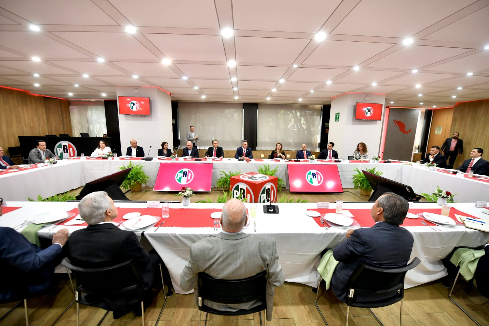 SE REUNIÓ ALEJANDRO MORENO CON EXGOBERNADORES DEL PRI