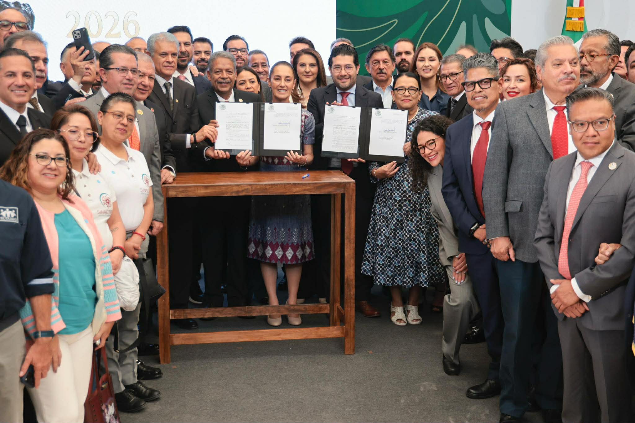 ANUNCIA CLAUDIA SHEINBAUM ACUERDO PARA QUE LOS TRABAJADORES DEL ESTADO GANEN EL SALARIO MEDIO DEL IMSS