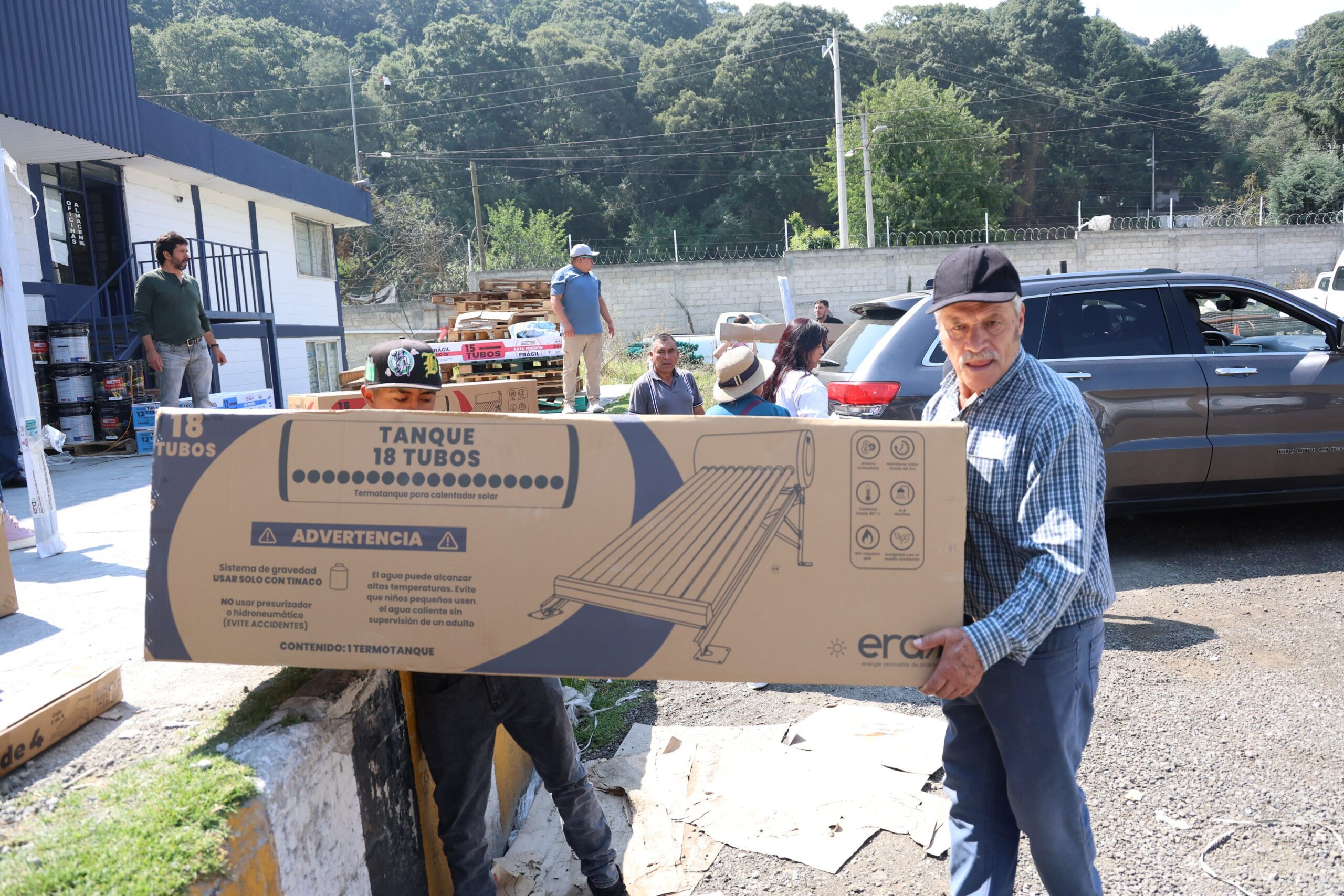 ENTREGA HUIXQUILUCAN CALENTADORES SOLARES PARA MEJORAR LOS HOGARES DE LA POBLACIÓN