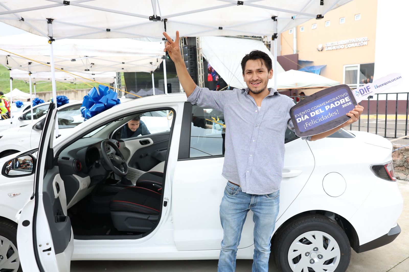 FESTEJA HUIXQUILUCAN A PAPÁS CON 7 AUTOMÓVILES ÚLTIMO MODELO Y MÁS DE MIL REGALOS