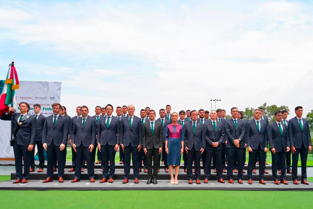 ABANDERA CLAUDIA SHEINBAUM A LA SELECCIÓN NACIONAL DE MÉXICO QUE PARTICIPARÁ EN LA COPA MUNDIAL DE LA FIFA 2026