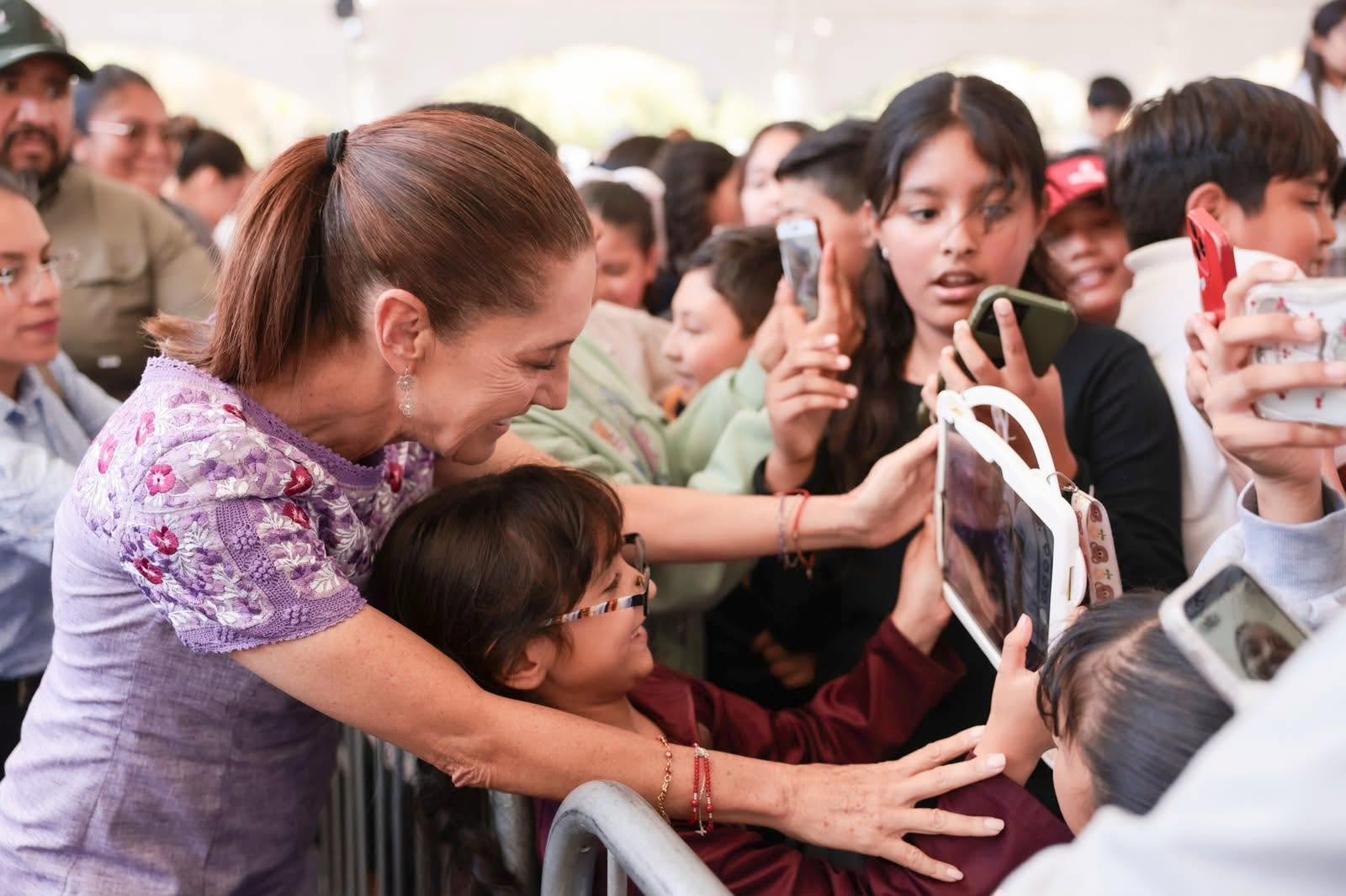 ENTREGA CLAUDIA SHEINBAUM TARJETAS DE LA BECA ‘RITA CETINA’ PARA UNIFORMES Y ÚTILES; SERÁN 9 MILLONES EN TODO EL PAÍS
