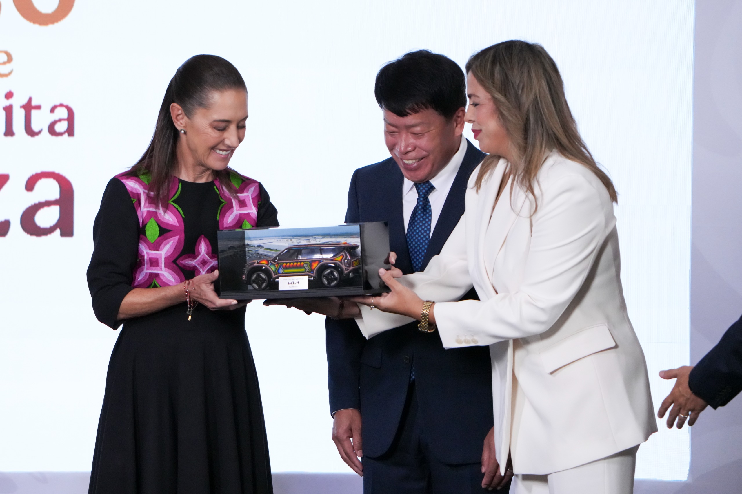 DESTACA CLAUDIA SHEINBAUM INVERSIÓN DE KIA DE 649 MDD PARA PRODUCIR VEHÍCULO ELÉCTRICO; MUESTRA CONFIANZA EN EL PAÍS